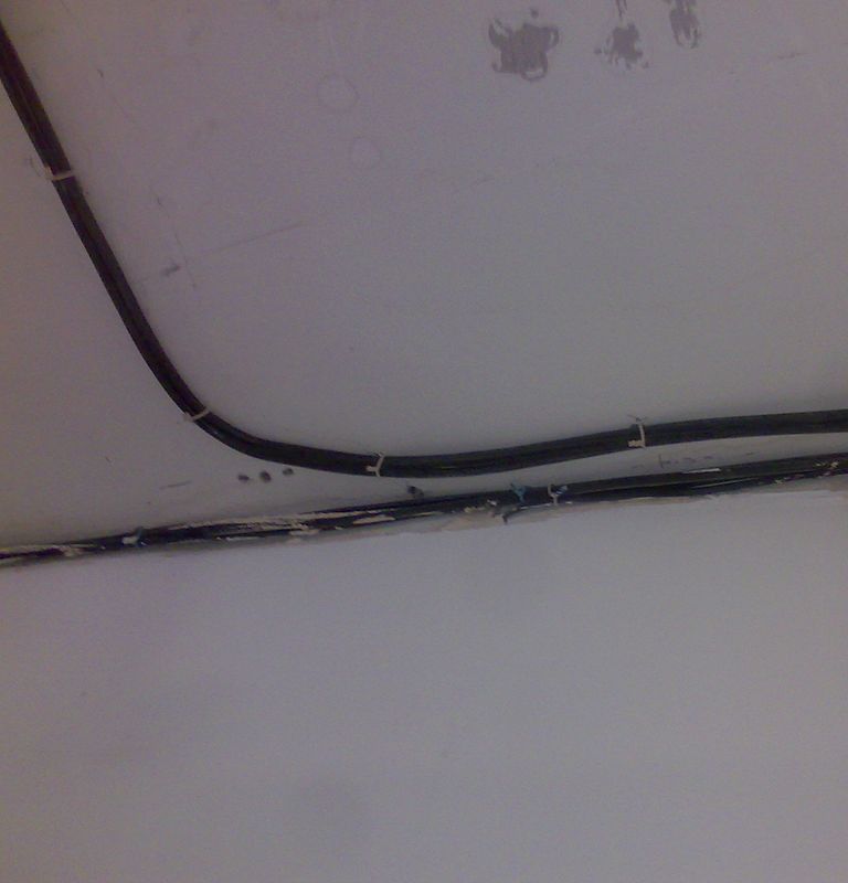 кабель по потолку